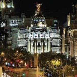AFTER DARK: A NOCTURNAL EXPLORATION OF MADRID
				 (edición en inglés)